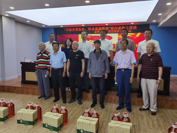 2.304am永利集团官网慈善基金会代表同老战士合影.jpg