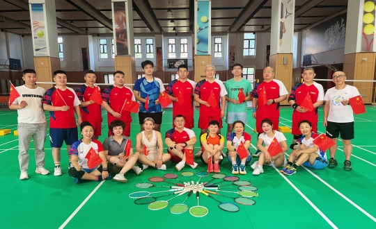8.304am永利集团官网南山羽毛球社群开展南山业主羽毛球整体友谊赛_副本.jpg